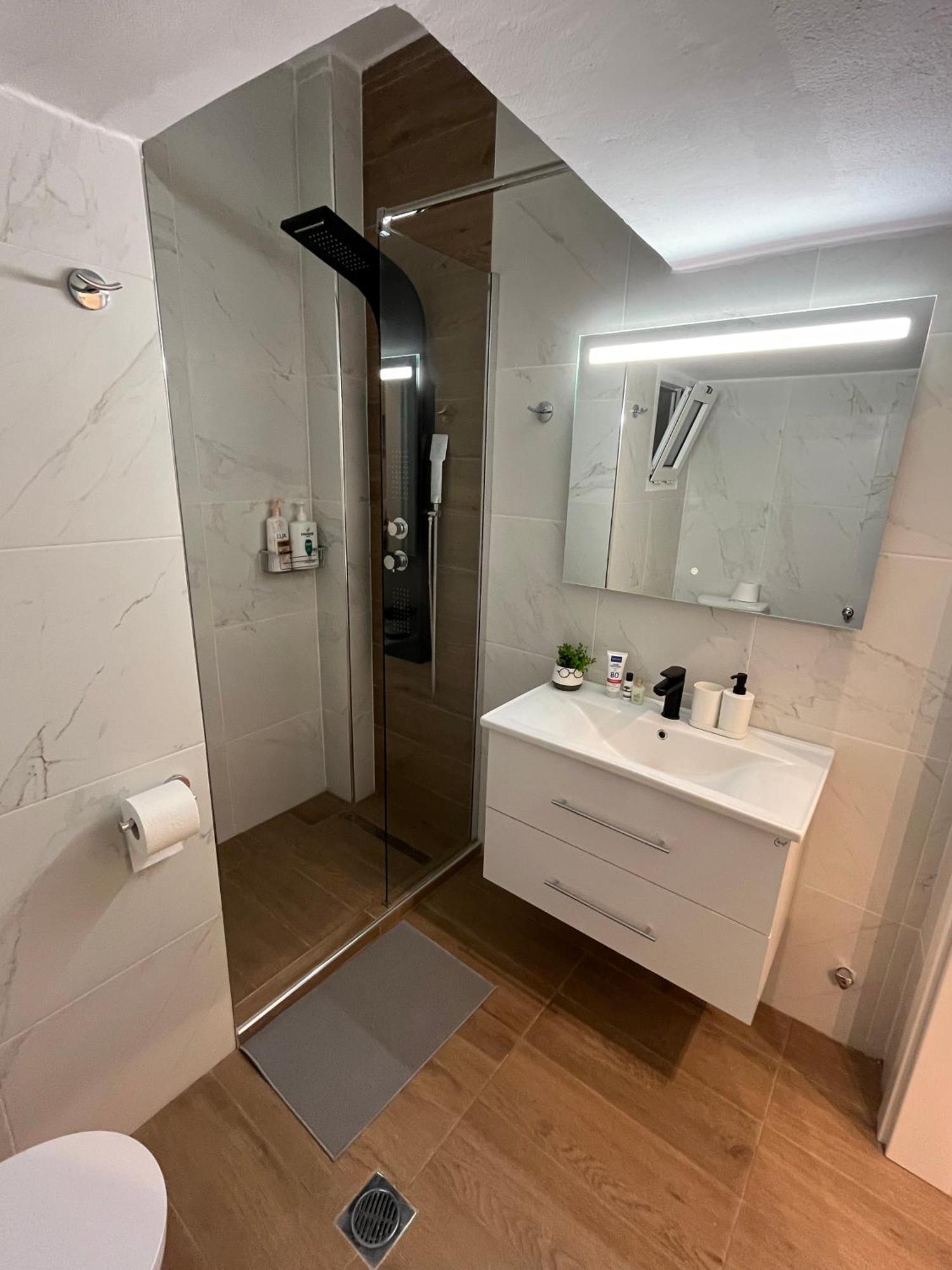 Irene Beach Front Luxury Suite Peraia  Bagian luar foto