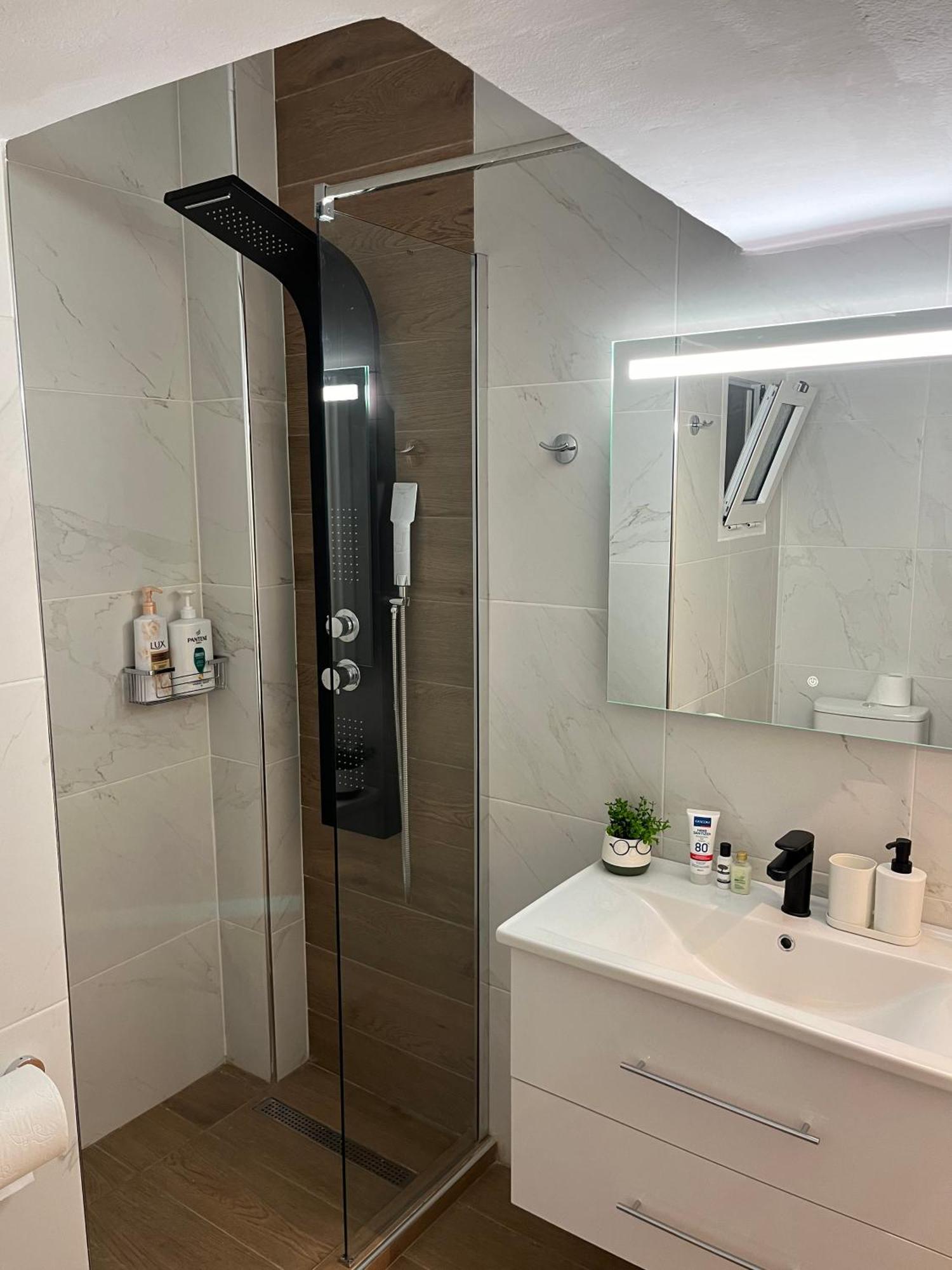 Irene Beach Front Luxury Suite Peraia  Bagian luar foto