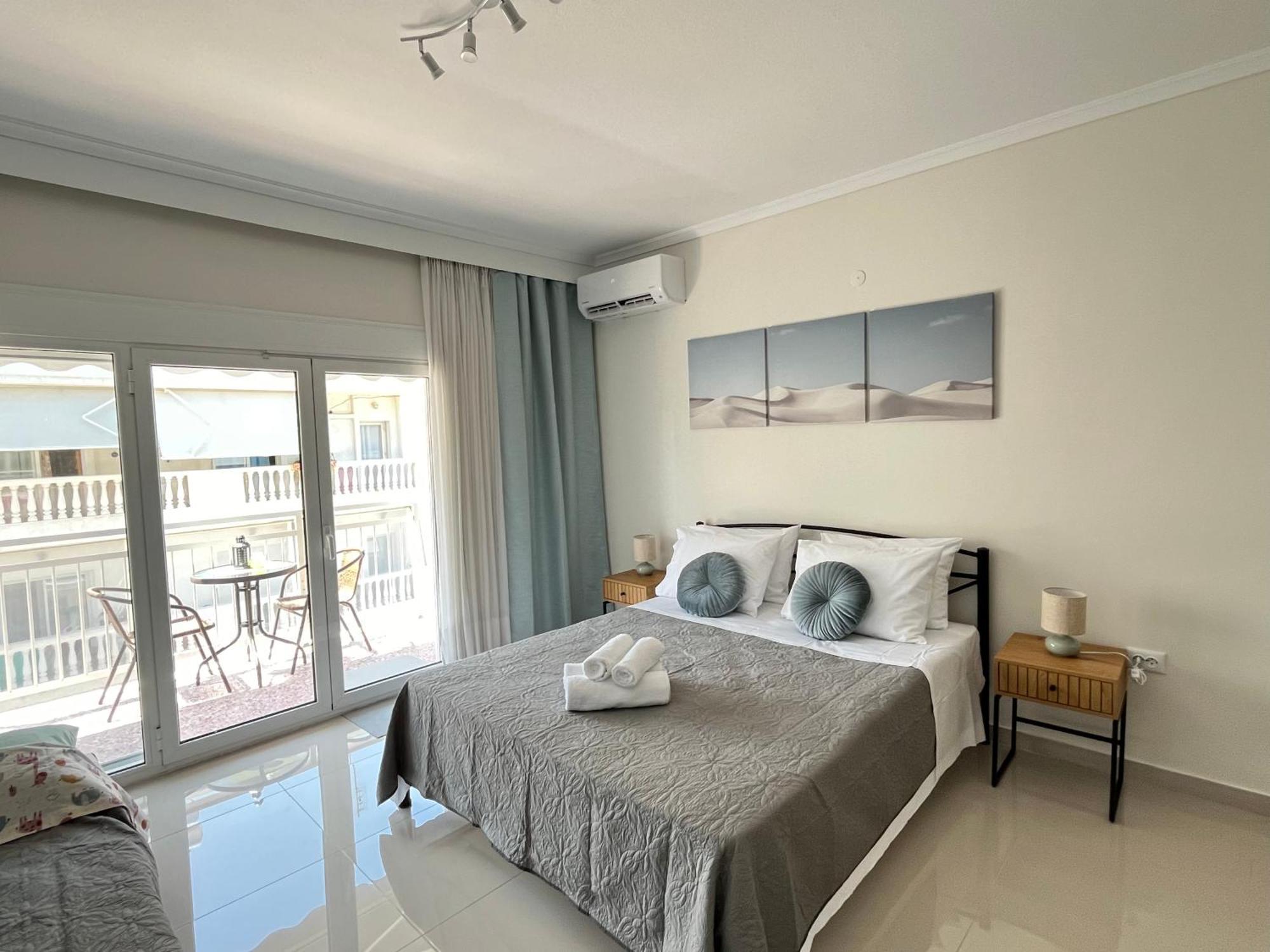 Irene Beach Front Luxury Suite Peraia  Bagian luar foto